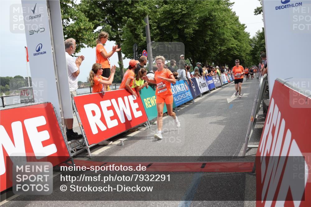 15.06.2025 - REWE Women's Run Strokosch-Dieckow http://msf.ph/oto/7932291 15.06.2025 11:02:51 Ziel 5004, 5383, 5402, 5428, 5593, 5647 meine-sportfotos.de