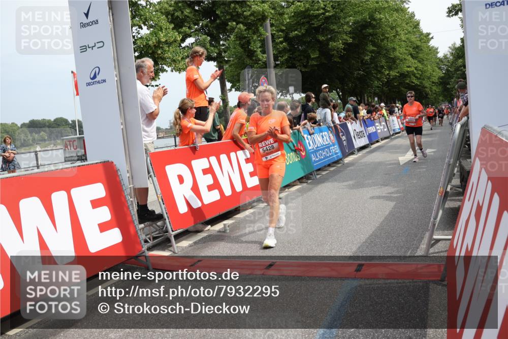 15.06.2025 - REWE Women's Run Strokosch-Dieckow http://msf.ph/oto/7932295 15.06.2025 11:02:51 Ziel 5004, 5383, 5402, 5428, 5593, 5647 meine-sportfotos.de