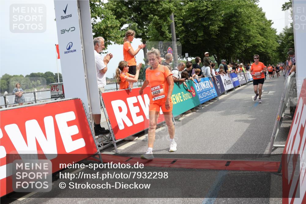 15.06.2025 - REWE Women's Run Strokosch-Dieckow http://msf.ph/oto/7932298 15.06.2025 11:02:52 Ziel 5004, 5383, 5402, 5428, 5593, 5647 meine-sportfotos.de