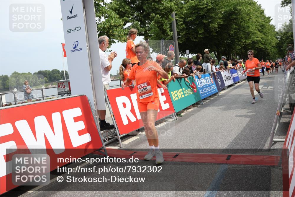 15.06.2025 - REWE Women's Run Strokosch-Dieckow http://msf.ph/oto/7932302 15.06.2025 11:02:52 Ziel 5004, 5383, 5402, 5428, 5593, 5647 meine-sportfotos.de