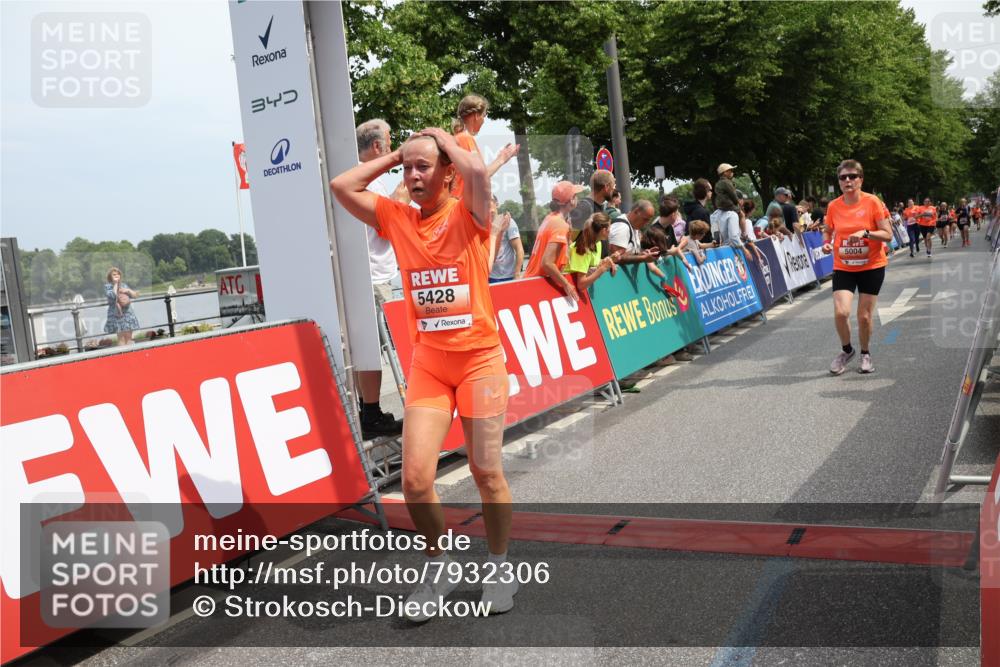 15.06.2025 - REWE Women's Run Strokosch-Dieckow http://msf.ph/oto/7932306 15.06.2025 11:02:52 Ziel 5004, 5383, 5402, 5428, 5593, 5647 meine-sportfotos.de