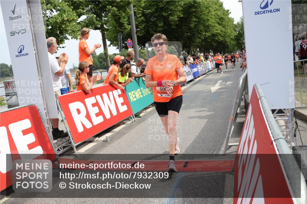 15.06.2025 - REWE Women's Run Strokosch-Dieckow http://msf.ph/oto/7932309 15.06.2025 11:02:54 Ziel 5004, 5075, 5222, 5383, 5428, 5593 meine-sportfotos.de