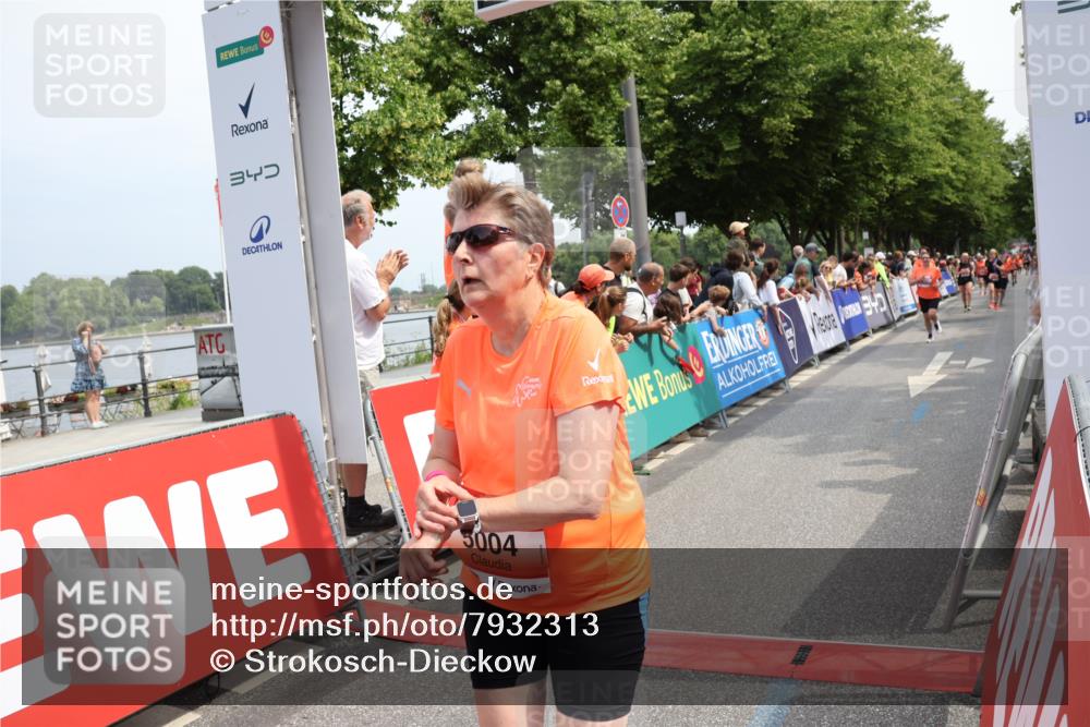 15.06.2025 - REWE Women's Run Strokosch-Dieckow http://msf.ph/oto/7932313 15.06.2025 11:02:54 Ziel 5004, 5075, 5222, 5383, 5428, 5593 meine-sportfotos.de
