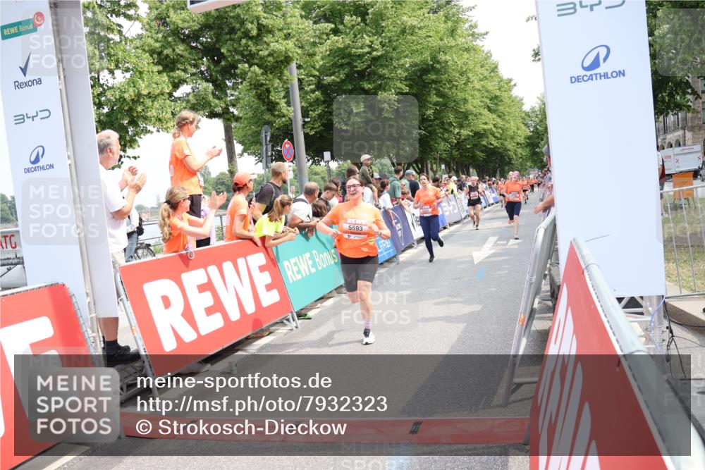 15.06.2025 - REWE Women's Run Strokosch-Dieckow http://msf.ph/oto/7932323 15.06.2025 11:02:57 Ziel 5004, 5064, 5075, 5190, 5222, 5246, 5428, 5593 meine-sportfotos.de