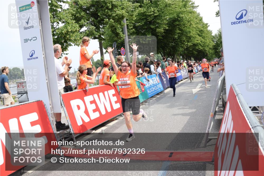 15.06.2025 - REWE Women's Run Strokosch-Dieckow http://msf.ph/oto/7932326 15.06.2025 11:02:57 Ziel 5004, 5064, 5075, 5190, 5222, 5246, 5428, 5593 meine-sportfotos.de