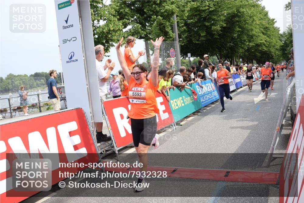 15.06.2025 - REWE Women's Run Strokosch-Dieckow http://msf.ph/oto/7932328 15.06.2025 11:02:58 Ziel 5004, 5064, 5075, 5190, 5222, 5246, 5428, 5593 meine-sportfotos.de