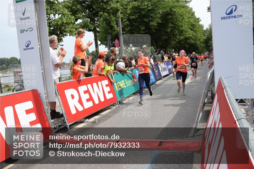 15.06.2025 - REWE Women's Run Strokosch-Dieckow http://msf.ph/oto/7932333 15.06.2025 11:02:58 Ziel 5004, 5064, 5075, 5190, 5222, 5246, 5428, 5593 meine-sportfotos.de