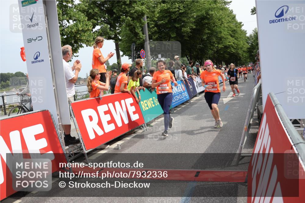 15.06.2025 - REWE Women's Run Strokosch-Dieckow http://msf.ph/oto/7932336 15.06.2025 11:02:59 Ziel 5004, 5064, 5075, 5190, 5222, 5246, 5593 meine-sportfotos.de
