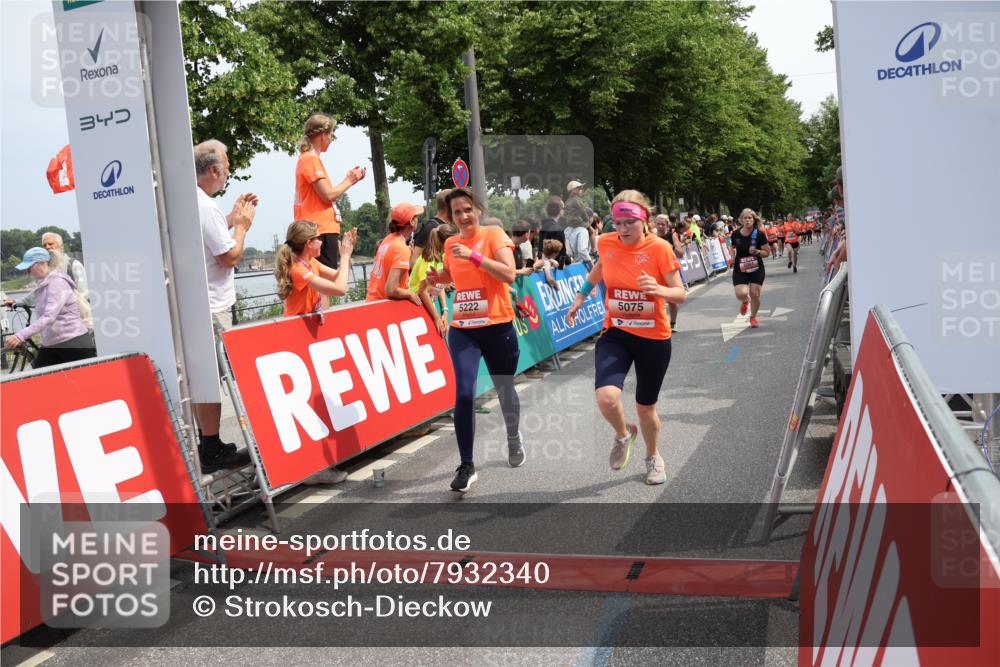 15.06.2025 - REWE Women's Run Strokosch-Dieckow http://msf.ph/oto/7932340 15.06.2025 11:02:59 Ziel 5004, 5064, 5075, 5190, 5222, 5246, 5593 meine-sportfotos.de