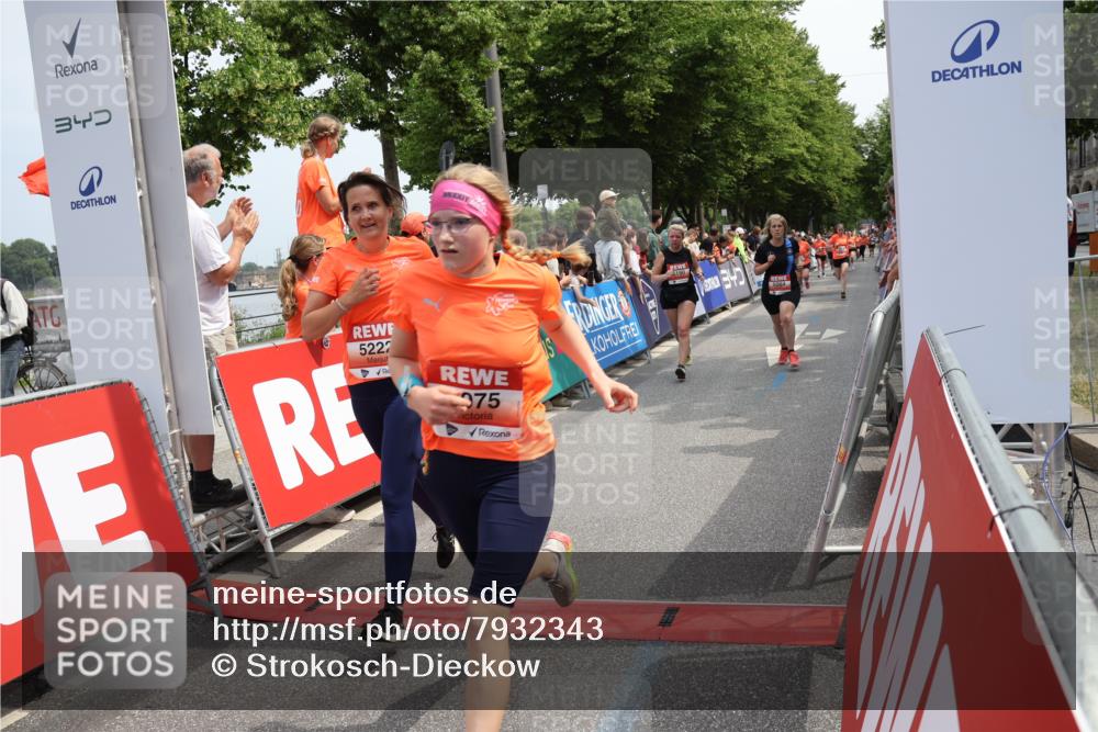 15.06.2025 - REWE Women's Run Strokosch-Dieckow http://msf.ph/oto/7932343 15.06.2025 11:03:00 Ziel 5004, 5064, 5075, 5190, 5222, 5246, 5538, 5593 meine-sportfotos.de