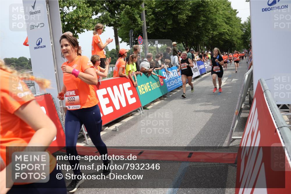 15.06.2025 - REWE Women's Run Strokosch-Dieckow http://msf.ph/oto/7932346 15.06.2025 11:03:00 Ziel 5004, 5064, 5075, 5190, 5222, 5246, 5538, 5593 meine-sportfotos.de