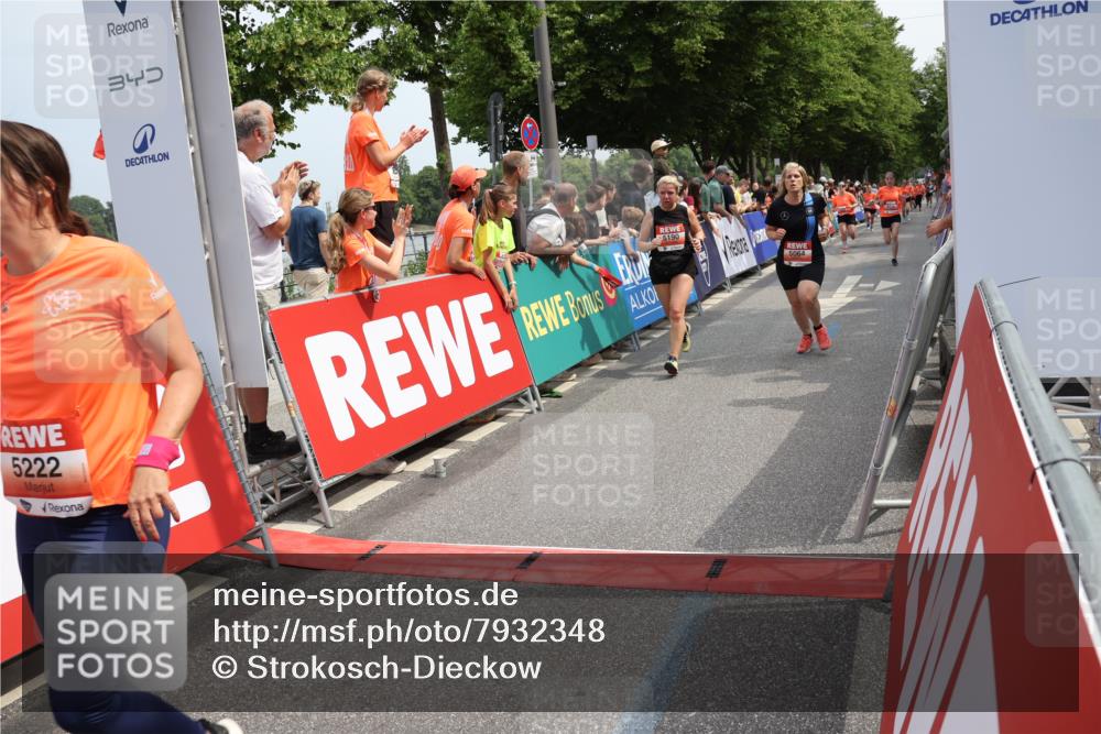 15.06.2025 - REWE Women's Run Strokosch-Dieckow http://msf.ph/oto/7932348 15.06.2025 11:03:00 Ziel 5004, 5064, 5075, 5190, 5222, 5246, 5538, 5593 meine-sportfotos.de