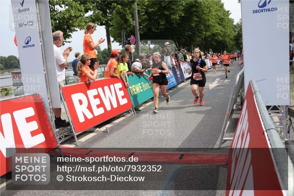 15.06.2025 - REWE Women's Run Strokosch-Dieckow http://msf.ph/oto/7932352 15.06.2025 11:03:01 Ziel 5064, 5075, 5190, 5222, 5246, 5538, 5593 meine-sportfotos.de