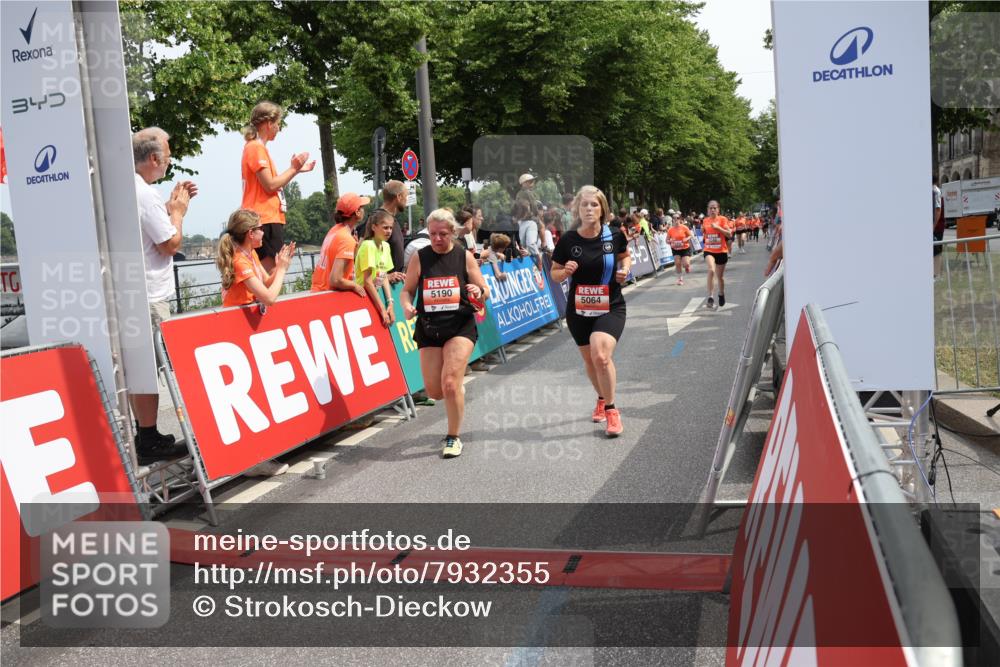 15.06.2025 - REWE Women's Run Strokosch-Dieckow http://msf.ph/oto/7932355 15.06.2025 11:03:01 Ziel 5064, 5075, 5190, 5222, 5246, 5538, 5593 meine-sportfotos.de