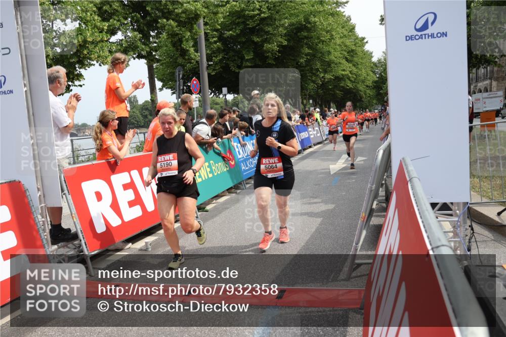 15.06.2025 - REWE Women's Run Strokosch-Dieckow http://msf.ph/oto/7932358 15.06.2025 11:03:01 Ziel 5064, 5075, 5190, 5222, 5246, 5538, 5593 meine-sportfotos.de