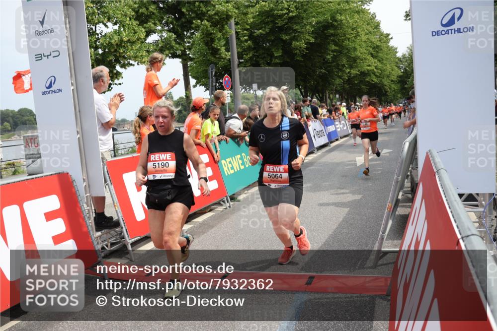 15.06.2025 - REWE Women's Run Strokosch-Dieckow http://msf.ph/oto/7932362 15.06.2025 11:03:02 Ziel 5064, 5075, 5190, 5222, 5246, 5538, 5593 meine-sportfotos.de