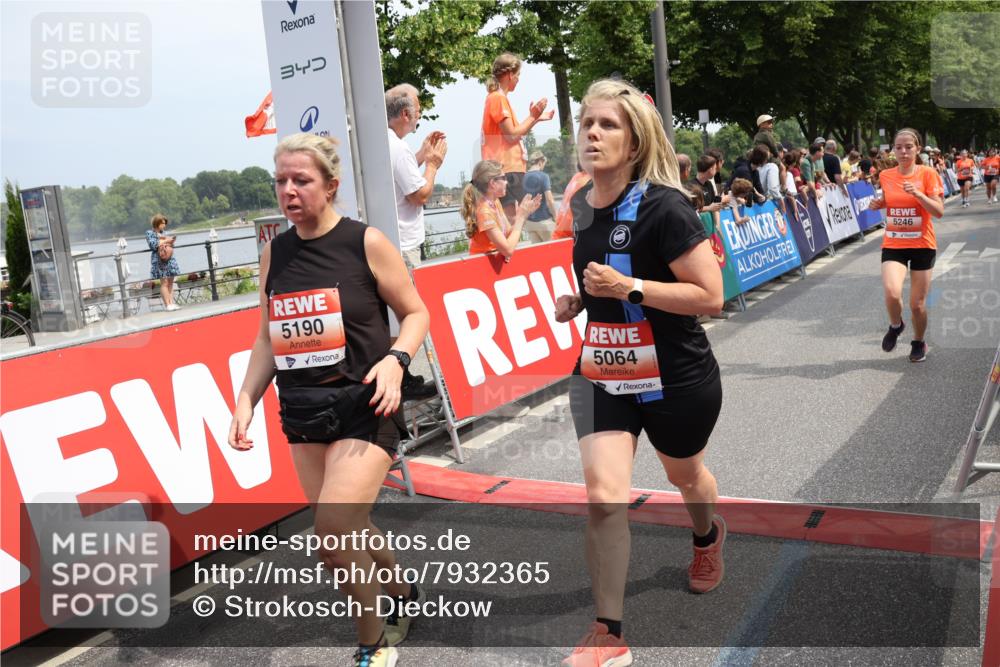 15.06.2025 - REWE Women's Run Strokosch-Dieckow http://msf.ph/oto/7932365 15.06.2025 11:03:02 Ziel 5064, 5075, 5190, 5222, 5246, 5538, 5593 meine-sportfotos.de