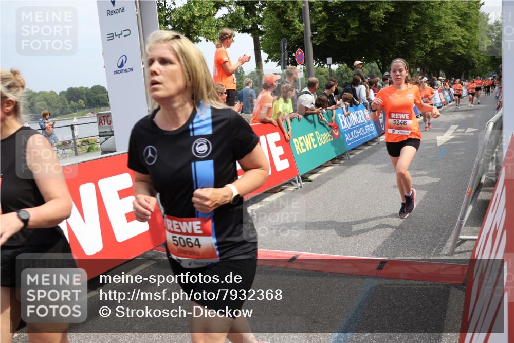15.06.2025 - REWE Women's Run Strokosch-Dieckow http://msf.ph/oto/7932368 15.06.2025 11:03:03 Ziel 5064, 5075, 5190, 5222, 5246, 5478, 5538, 5593, 5617 meine-sportfotos.de