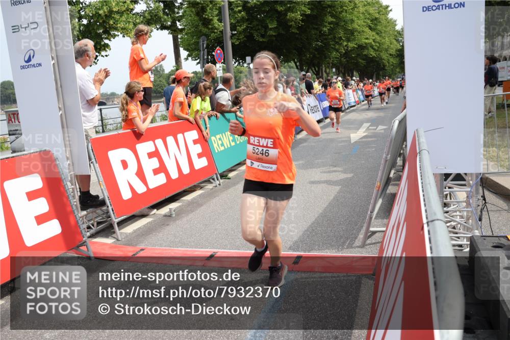 15.06.2025 - REWE Women's Run Strokosch-Dieckow http://msf.ph/oto/7932370 15.06.2025 11:03:03 Ziel 5064, 5075, 5190, 5222, 5246, 5478, 5538, 5593, 5617 meine-sportfotos.de