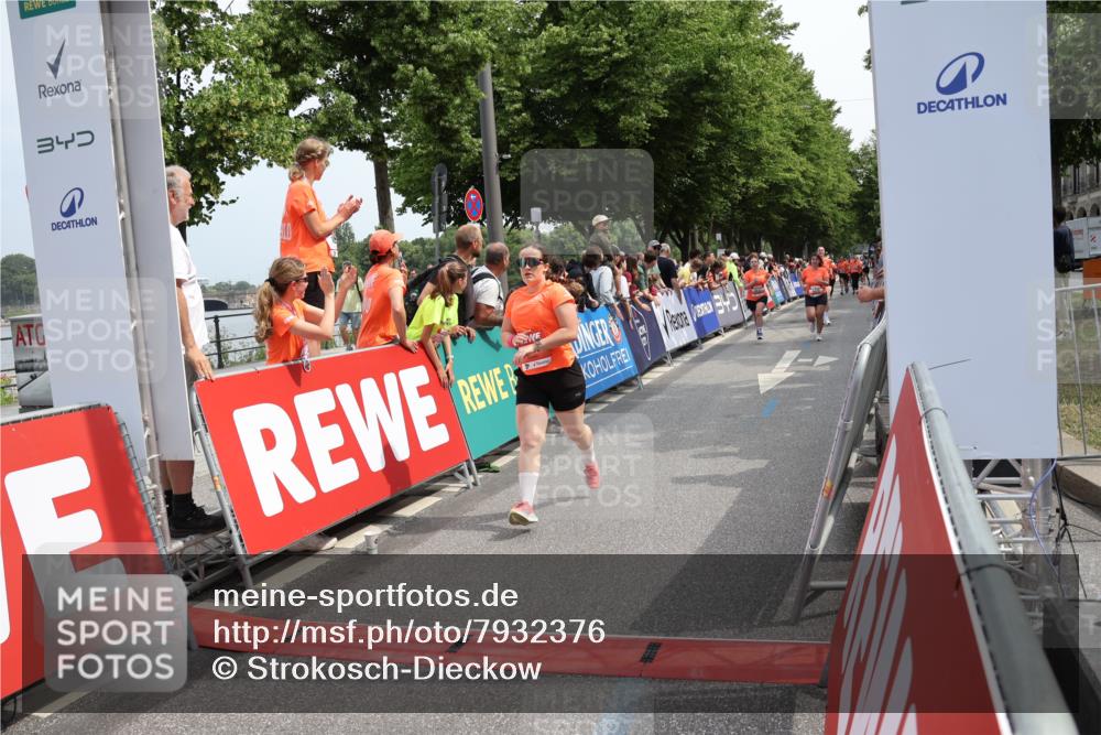 15.06.2025 - REWE Women's Run Strokosch-Dieckow http://msf.ph/oto/7932376 15.06.2025 11:03:05 Ziel 5064, 5075, 5190, 5222, 5246, 5333, 5478, 5538, 5617 meine-sportfotos.de