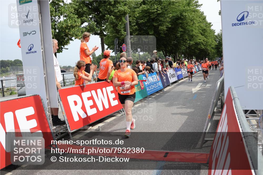 15.06.2025 - REWE Women's Run Strokosch-Dieckow http://msf.ph/oto/7932380 15.06.2025 11:03:06 Ziel 5064, 5075, 5190, 5222, 5246, 5333, 5478, 5538, 5617 meine-sportfotos.de
