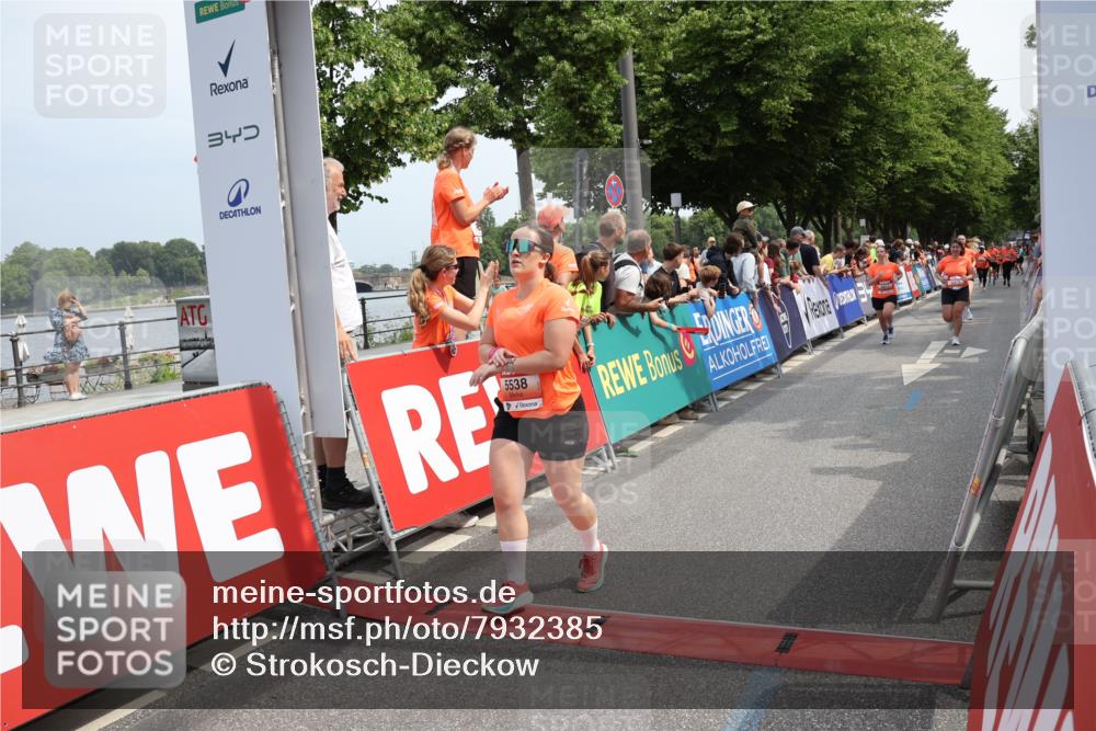 15.06.2025 - REWE Women's Run Strokosch-Dieckow http://msf.ph/oto/7932385 15.06.2025 11:03:06 Ziel 5064, 5075, 5190, 5222, 5246, 5333, 5478, 5538, 5617 meine-sportfotos.de