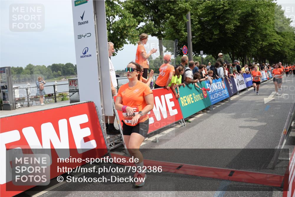 15.06.2025 - REWE Women's Run Strokosch-Dieckow http://msf.ph/oto/7932386 15.06.2025 11:03:06 Ziel 5064, 5075, 5190, 5222, 5246, 5333, 5478, 5538, 5617 meine-sportfotos.de