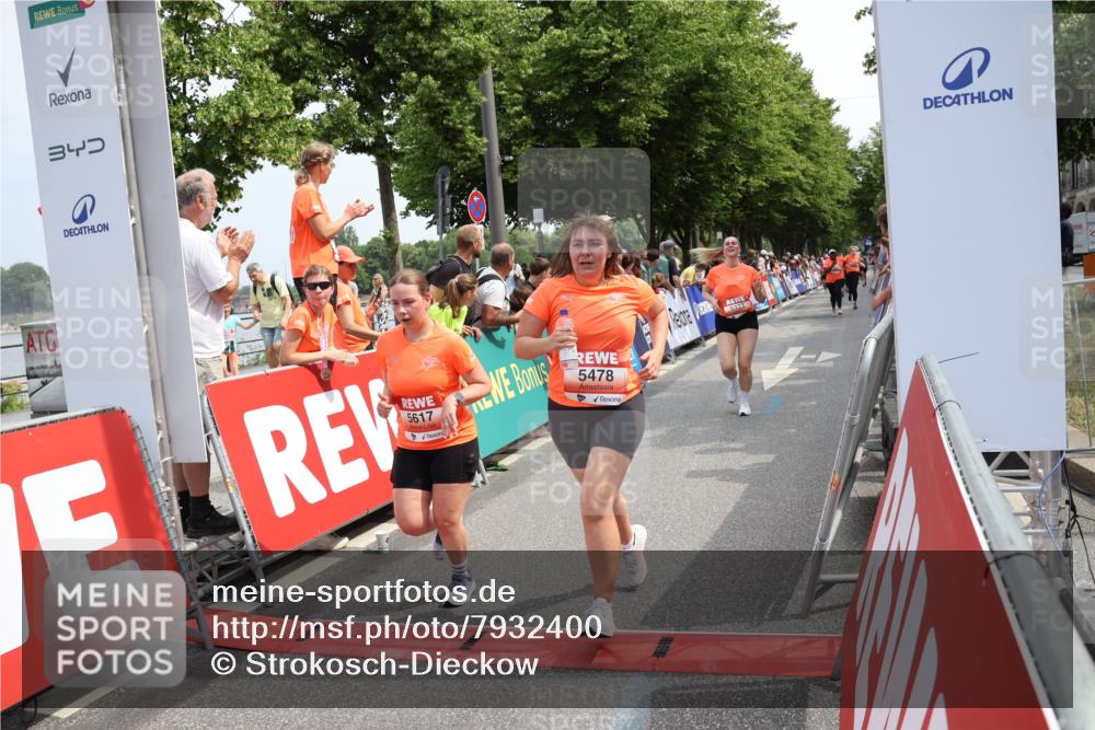 15.06.2025 - REWE Women's Run Strokosch-Dieckow http://msf.ph/oto/7932400 15.06.2025 11:03:09 Ziel 5246, 5333, 5425, 5478, 5538, 5582, 5617 meine-sportfotos.de
