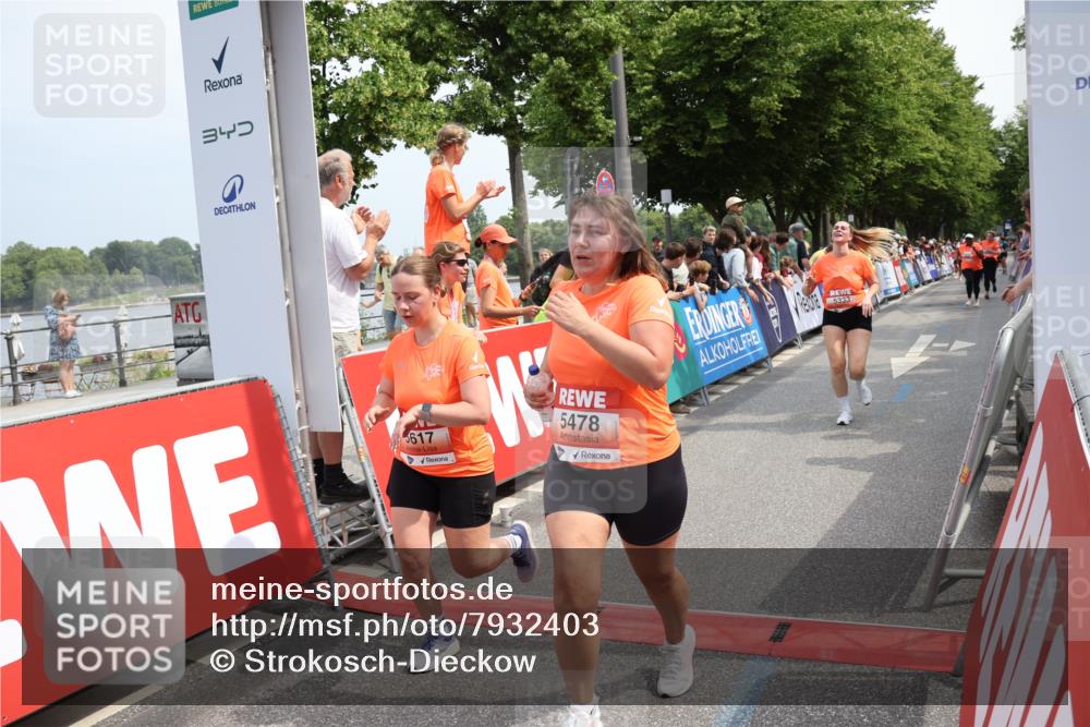 15.06.2025 - REWE Women's Run Strokosch-Dieckow http://msf.ph/oto/7932403 15.06.2025 11:03:09 Ziel 5246, 5333, 5425, 5478, 5538, 5582, 5617 meine-sportfotos.de