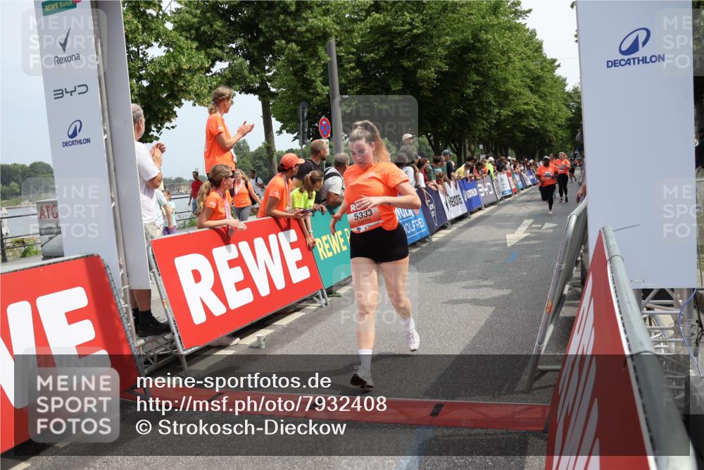 15.06.2025 - REWE Women's Run Strokosch-Dieckow http://msf.ph/oto/7932408 15.06.2025 11:03:11 Ziel 5333, 5425, 5478, 5538, 5582, 5617, 5620, 5667 meine-sportfotos.de