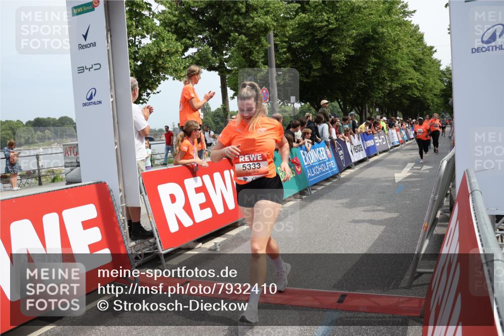 15.06.2025 - REWE Women's Run Strokosch-Dieckow http://msf.ph/oto/7932410 15.06.2025 11:03:11 Ziel 5333, 5425, 5478, 5538, 5582, 5617, 5620, 5667 meine-sportfotos.de