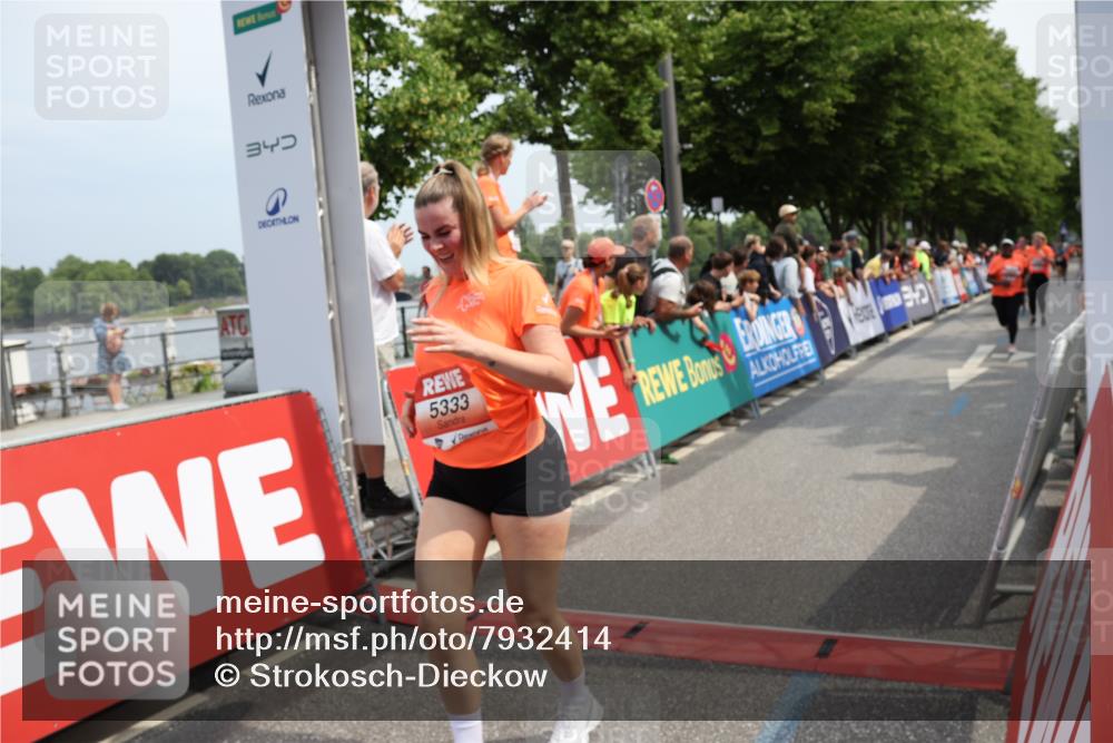 15.06.2025 - REWE Women's Run Strokosch-Dieckow http://msf.ph/oto/7932414 15.06.2025 11:03:11 Ziel 5333, 5425, 5478, 5538, 5582, 5617, 5620, 5667 meine-sportfotos.de