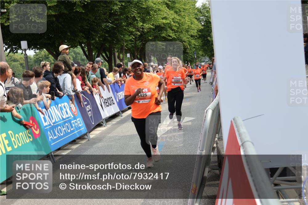 15.06.2025 - REWE Women's Run Strokosch-Dieckow http://msf.ph/oto/7932417 15.06.2025 11:03:13 Ziel 5206, 5333, 5425, 5478, 5538, 5582, 5613, 5617, 5620, 5667 meine-sportfotos.de