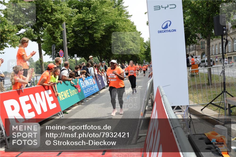 15.06.2025 - REWE Women's Run Strokosch-Dieckow http://msf.ph/oto/7932421 15.06.2025 11:03:14 Ziel 5206, 5333, 5425, 5478, 5503, 5582, 5613, 5617, 5620, 5667 meine-sportfotos.de