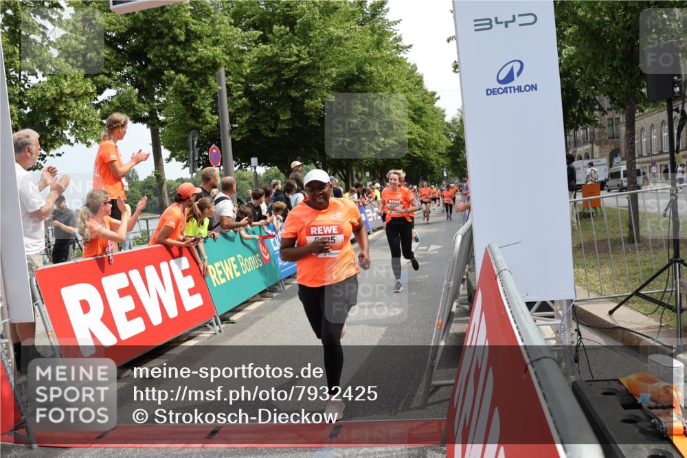 15.06.2025 - REWE Women's Run Strokosch-Dieckow http://msf.ph/oto/7932425 15.06.2025 11:03:14 Ziel 5206, 5333, 5425, 5478, 5503, 5582, 5613, 5617, 5620, 5667 meine-sportfotos.de