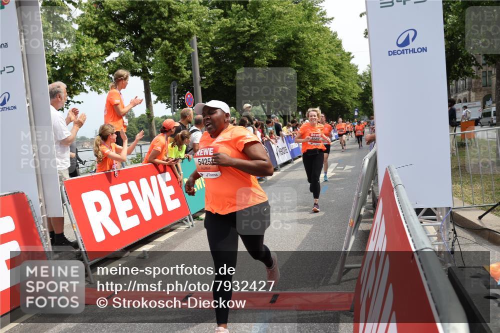 15.06.2025 - REWE Women's Run Strokosch-Dieckow http://msf.ph/oto/7932427 15.06.2025 11:03:15 Ziel 5206, 5333, 5425, 5478, 5503, 5582, 5613, 5617, 5620, 5651, 5667 meine-sportfotos.de