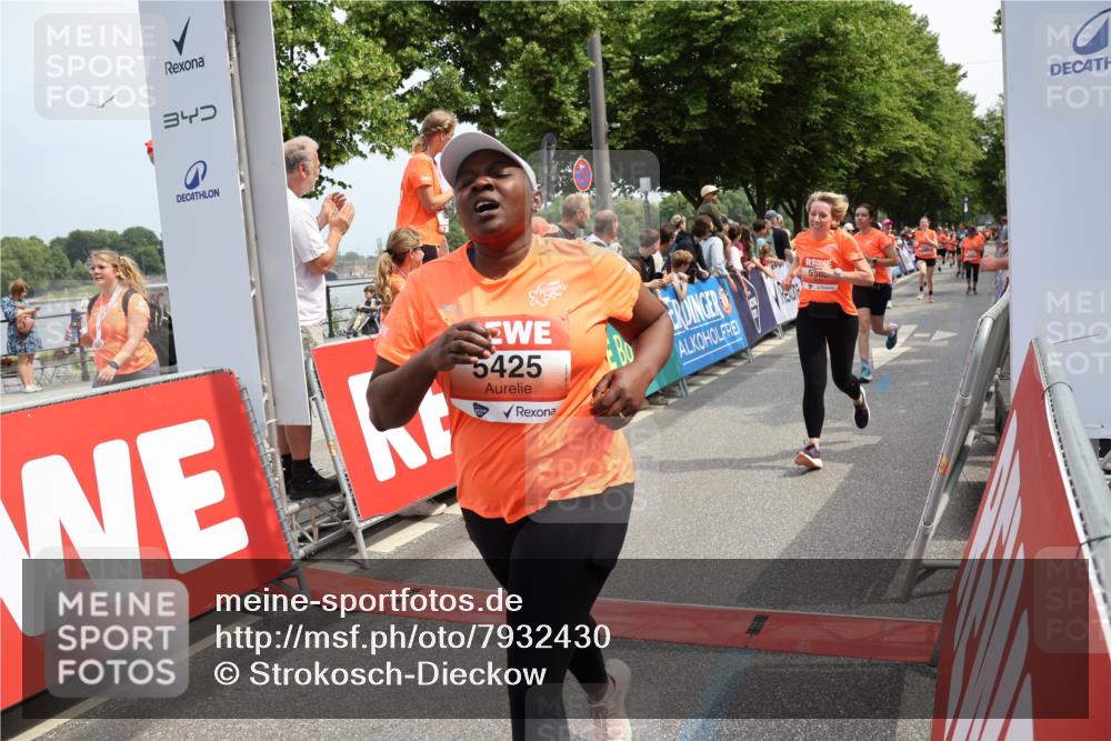 15.06.2025 - REWE Women's Run Strokosch-Dieckow http://msf.ph/oto/7932430 15.06.2025 11:03:15 Ziel 5206, 5333, 5425, 5478, 5503, 5582, 5613, 5617, 5620, 5651, 5667 meine-sportfotos.de