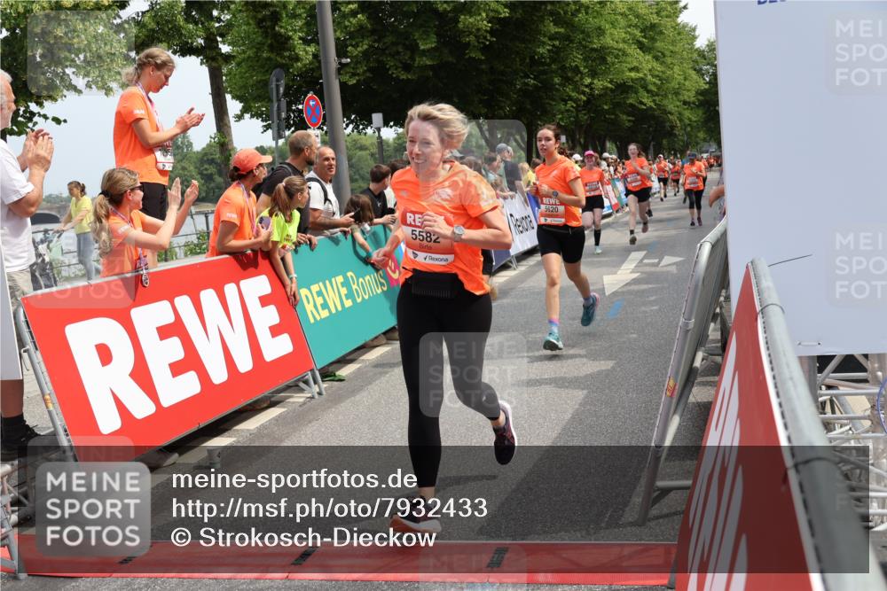 15.06.2025 - REWE Women's Run Strokosch-Dieckow http://msf.ph/oto/7932433 15.06.2025 11:03:16 Ziel 5206, 5333, 5425, 5478, 5503, 5525, 5582, 5613, 5617, 5620, 5651, 5667 meine-sportfotos.de
