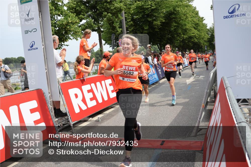 15.06.2025 - REWE Women's Run Strokosch-Dieckow http://msf.ph/oto/7932435 15.06.2025 11:03:16 Ziel 5206, 5333, 5425, 5478, 5503, 5525, 5582, 5613, 5617, 5620, 5651, 5667 meine-sportfotos.de