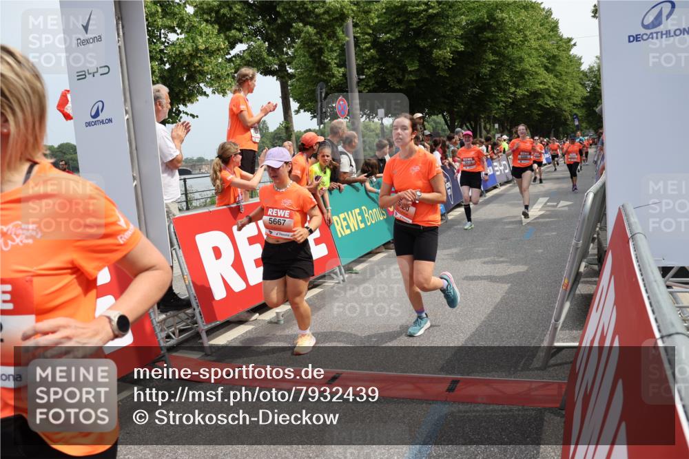 15.06.2025 - REWE Women's Run Strokosch-Dieckow http://msf.ph/oto/7932439 15.06.2025 11:03:17 Ziel 5206, 5333, 5425, 5503, 5525, 5582, 5613, 5620, 5651, 5667 meine-sportfotos.de