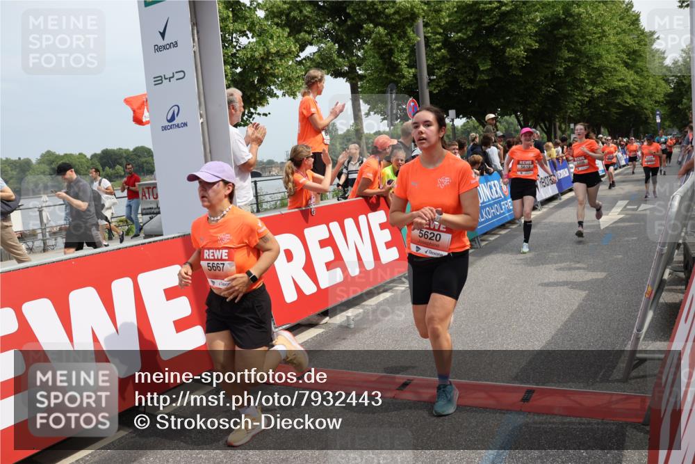 15.06.2025 - REWE Women's Run Strokosch-Dieckow http://msf.ph/oto/7932443 15.06.2025 11:03:17 Ziel 5206, 5333, 5425, 5503, 5525, 5582, 5613, 5620, 5651, 5667 meine-sportfotos.de