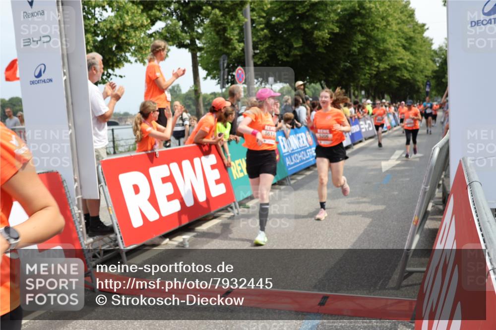 15.06.2025 - REWE Women's Run Strokosch-Dieckow http://msf.ph/oto/7932445 15.06.2025 11:03:18 Ziel 5017, 5206, 5425, 5503, 5525, 5582, 5613, 5620, 5651, 5667 meine-sportfotos.de