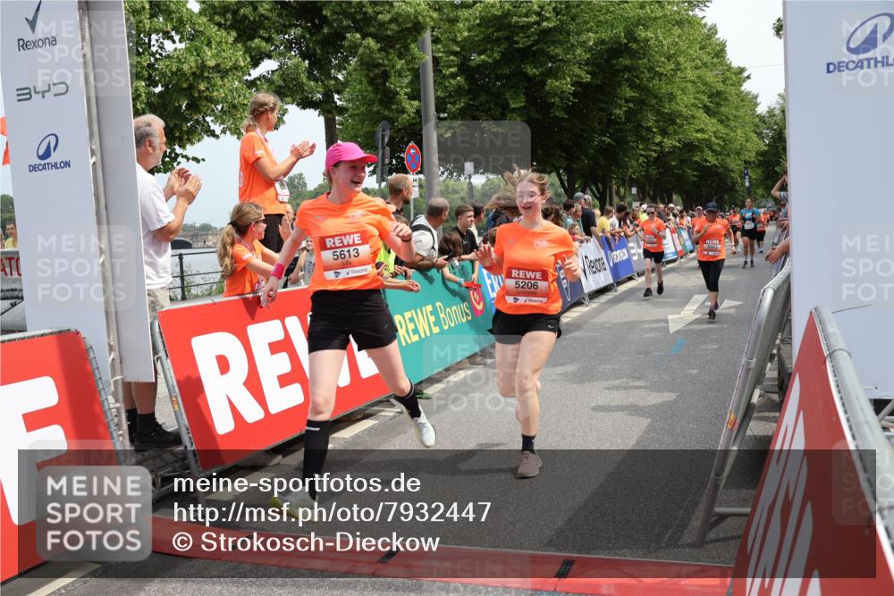 15.06.2025 - REWE Women's Run Strokosch-Dieckow http://msf.ph/oto/7932447 15.06.2025 11:03:18 Ziel 5017, 5206, 5425, 5503, 5525, 5582, 5613, 5620, 5651, 5667 meine-sportfotos.de