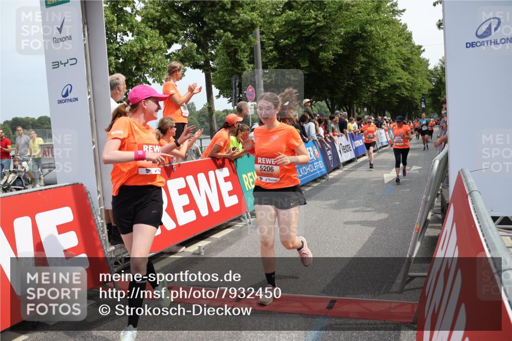 15.06.2025 - REWE Women's Run Strokosch-Dieckow http://msf.ph/oto/7932450 15.06.2025 11:03:18 Ziel 5017, 5206, 5425, 5503, 5525, 5582, 5613, 5620, 5651, 5667 meine-sportfotos.de