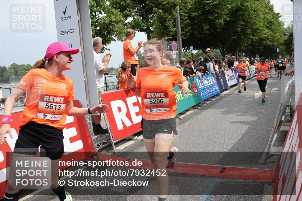 15.06.2025 - REWE Women's Run Strokosch-Dieckow http://msf.ph/oto/7932452 15.06.2025 11:03:19 Ziel 5017, 5206, 5425, 5503, 5525, 5582, 5613, 5620, 5651, 5667 meine-sportfotos.de