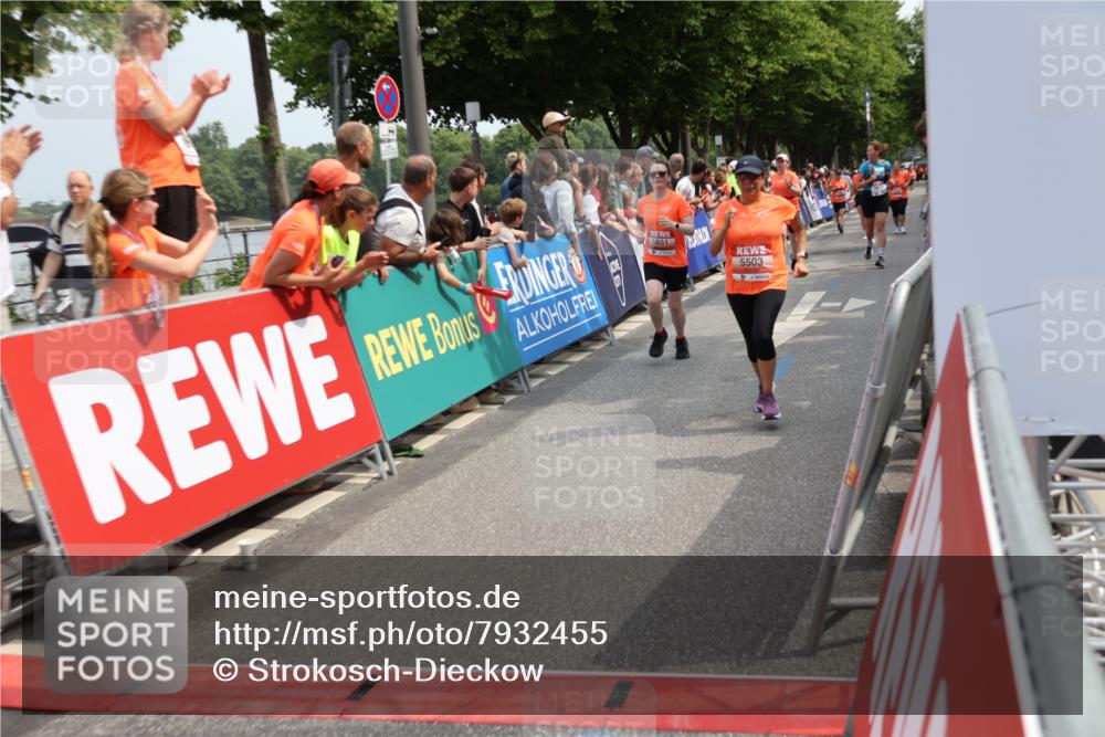 15.06.2025 - REWE Women's Run Strokosch-Dieckow http://msf.ph/oto/7932455 15.06.2025 11:03:19 Ziel 5017, 5206, 5425, 5503, 5525, 5582, 5613, 5620, 5651, 5667 meine-sportfotos.de