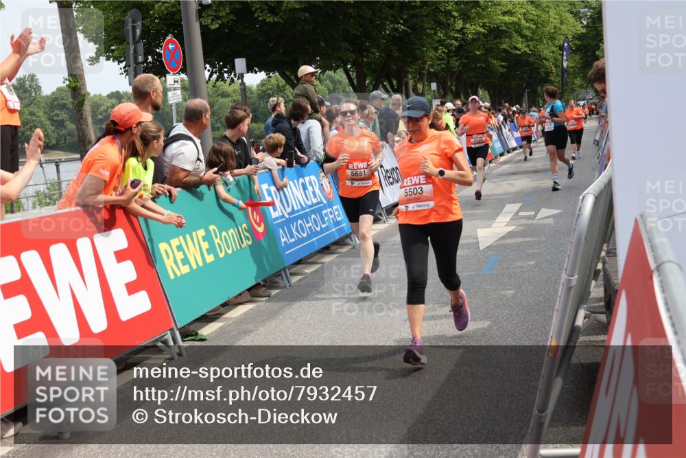 15.06.2025 - REWE Women's Run Strokosch-Dieckow http://msf.ph/oto/7932457 15.06.2025 11:03:20 Ziel 5017, 5206, 5425, 5503, 5525, 5582, 5613, 5620, 5651, 5667 meine-sportfotos.de