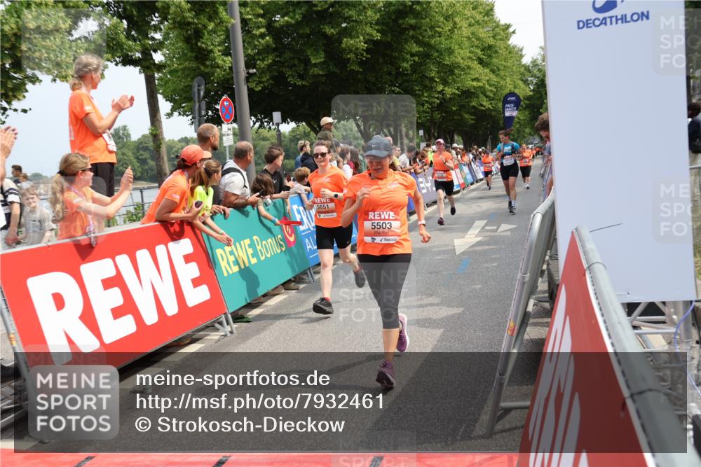15.06.2025 - REWE Women's Run Strokosch-Dieckow http://msf.ph/oto/7932461 15.06.2025 11:03:20 Ziel 5017, 5206, 5425, 5503, 5525, 5582, 5613, 5620, 5651, 5667 meine-sportfotos.de