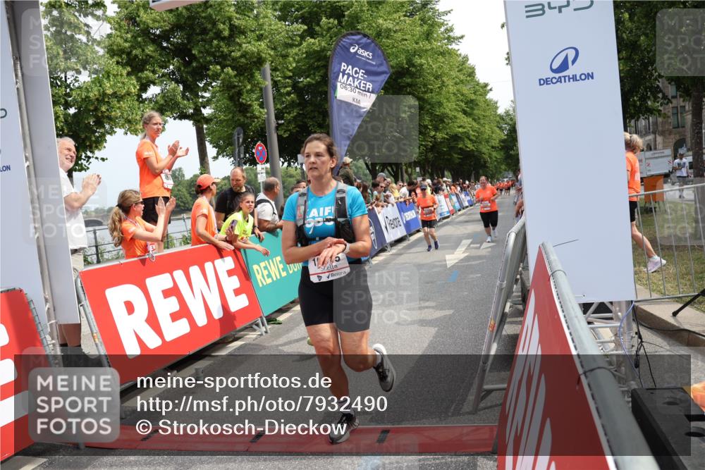 15.06.2025 - REWE Women's Run Strokosch-Dieckow http://msf.ph/oto/7932490 15.06.2025 11:03:24 Ziel 5017, 5199, 5206, 5292, 5503, 5525, 5613, 5651 meine-sportfotos.de