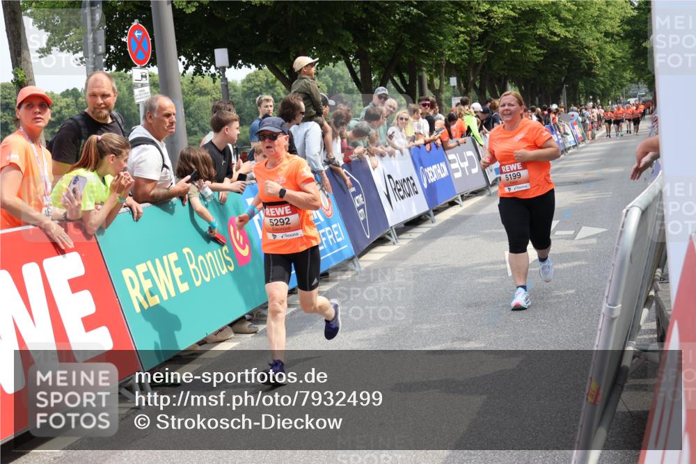 15.06.2025 - REWE Women's Run Strokosch-Dieckow http://msf.ph/oto/7932499 15.06.2025 11:03:26 Ziel 5017, 5199, 5292, 5503, 5525, 5651 meine-sportfotos.de